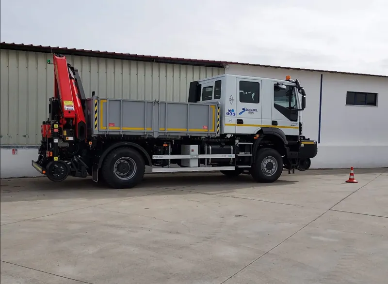 Camião IVECO 2 eixos c/ grua hidráulica PK19.001 SLD5