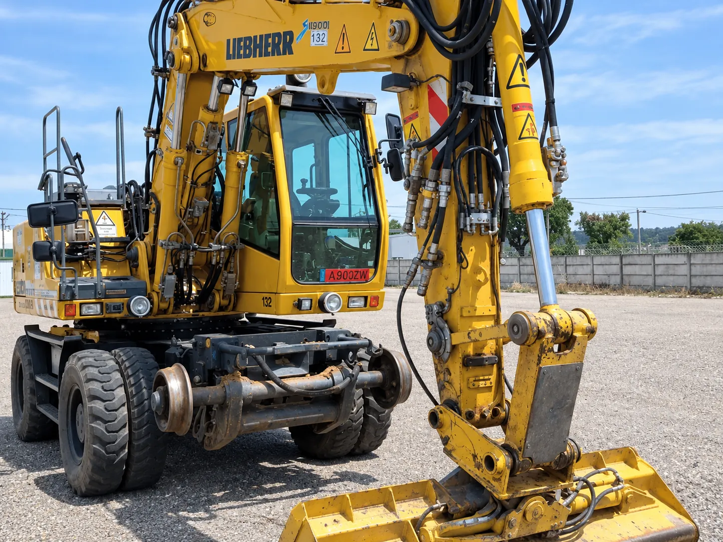 Giratória bi-modal Liebherr A900 ZW da frota Socicarril